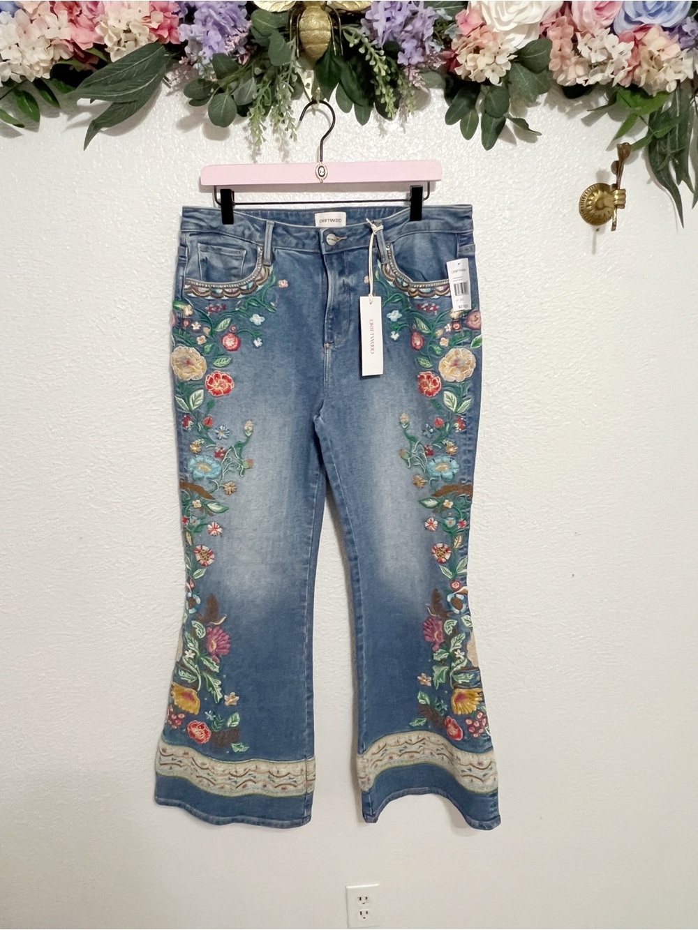 NWT Free People Driftwood Farrah Gardenia Embroidered Flare Jeans - Picture 7 of 13